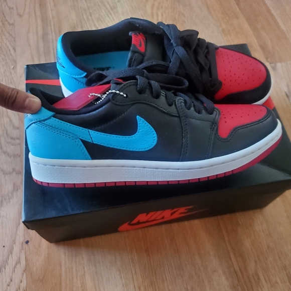 Womans Air Jordan 1 Retro Low OG NWB, Size 7 - Picture 1 of 8